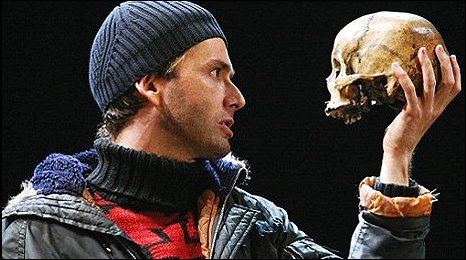 Tennant_and_Tchaikowsky_as_Hamlet_and_Yorick