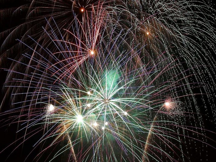 celebration-fireworks_w725_h544